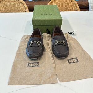 GUCCI MEN'S DRIVER WITH HORSEBIT